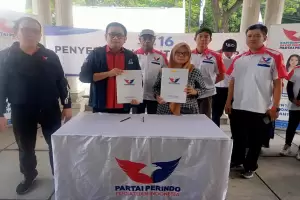 Aksi Nyata Peduli UMKM, Partai Perindo Bagikan 3 Gerobak ke Pedagang di Jakut
