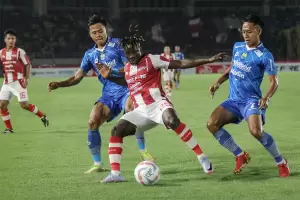 Persib Bandung Kecam Aksi Suporter yang Berujung Ricuh di Stadion Manahan