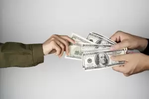 7 Etika Pinjam Uang ke Teman Kantor agar Tidak Merusak Pertemanan