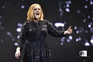 Adele Ngamuk Penonton Konsernya Diganggu Petugas Keamanan, Langsung Hentikan Pertunjukan