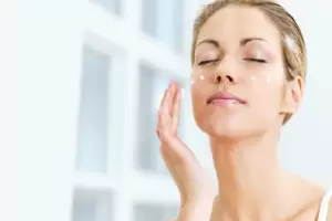 3 Skincare yang Wajib Digunakan Sehari-hari, Bikin Kulit Glowing