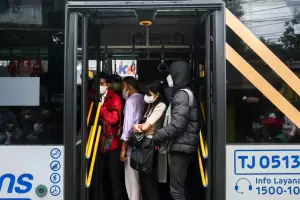 Tertangkap Basah, Copet Jadi Bulan-bulanan Penumpang Bus Transjakarta