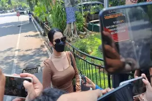 Penampakan Siskaee Pemeran Film Porno Pakai Baju Ketat Diperiksa di Polda Metro Jaya