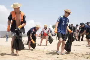 Jelang MotoGP Mandalika, Para Riders Bersih-bersih Pantai