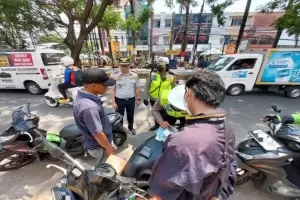 Parkir Liar, 61 Kendaraan di Cinere Depok Ditilang hingga Digembosi