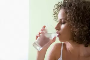 7 Manfaat Minum Air Dingin dan Efek Sampingnya untuk Kesehatan