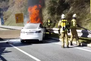 Ekstrem, Ini Cara Menangani Mobil Listrik jika Terbakar