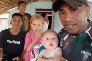 Viral! Pasutri Asal Maluku Ini Punya 3 Anak Berwajah Bule