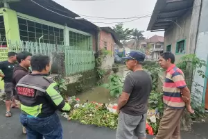 Diduga Terpeleset, Penjual Pecel Lele Hilang Terseret Aliran Kali Kedaung Ciputat