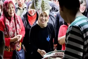Blusukan ke Pasar Kota Serang, Siti Atikoh Dapati Harga Cabai Masih Mahal