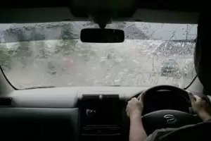 Viral Video Atap Mobil Bocor saat Hujan, Ini Penyebab dan Cara Mengatasinya