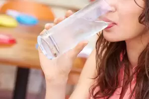 Benarkah Minum Air Es saat Haid Bisa Berdampak pada Siklus Menstruasi?