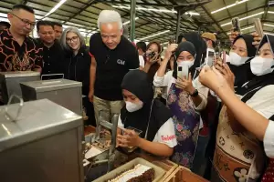 Heboh & Histeris! 1.600 Karyawan Sambut Ganjar Pranowo di Pabrik Linting Rokok Kendal