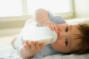 Bahaya Berikan si Kecil Susu Jelang Tidur di Malam Hari