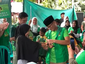 Sandiaga Uno Beri Bantuan Modal UMKM Jamu Racikan Ayah di Pulo Gadung