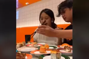 Viral! Sepasang Kekasih Habiskan Puluhan Porsi Sushi hingga Tumpukan Piring Sisa Wadahnya Capai 1 Meter