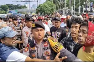 Ricuh, Massa Pro dan Kontra Pemakzulan Jokowi Bentrok di Depan Gedung DPR