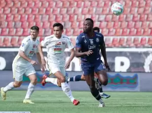 Hasil Liga 1: Muhammad Ferarri Kartu Merah, Arema FC Hancurkan Persija