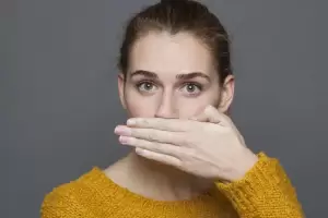 5 Cara Mencegah Bau Mulut saat Berpuasa, Gak hanya Sikat Gigi
