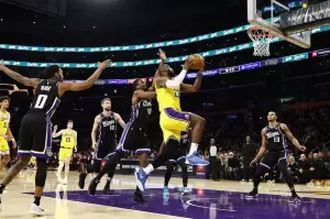 Hasil NBA 2023/2024: LA Lakers dan Warriors Telan Kekalahan Telak