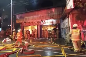 Kebakaran Toko Bingkai Frame di Mampang Prapatan, 5 Orang Dilarikan ke Rumah Sakit