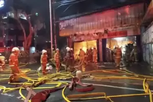 Petugas Kesulitan Padamkan Api yang Membakar Toko Bingkai di Mampang Prapatan