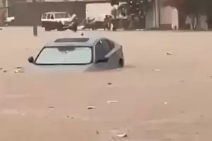 Hujan Badai Terjang Arab Saudi, Mobil-Mobil Terseret Banjir